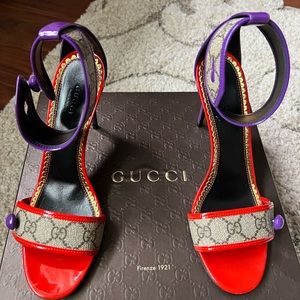 Gucci sandals size 9….only worn twice…in pristine condition!!